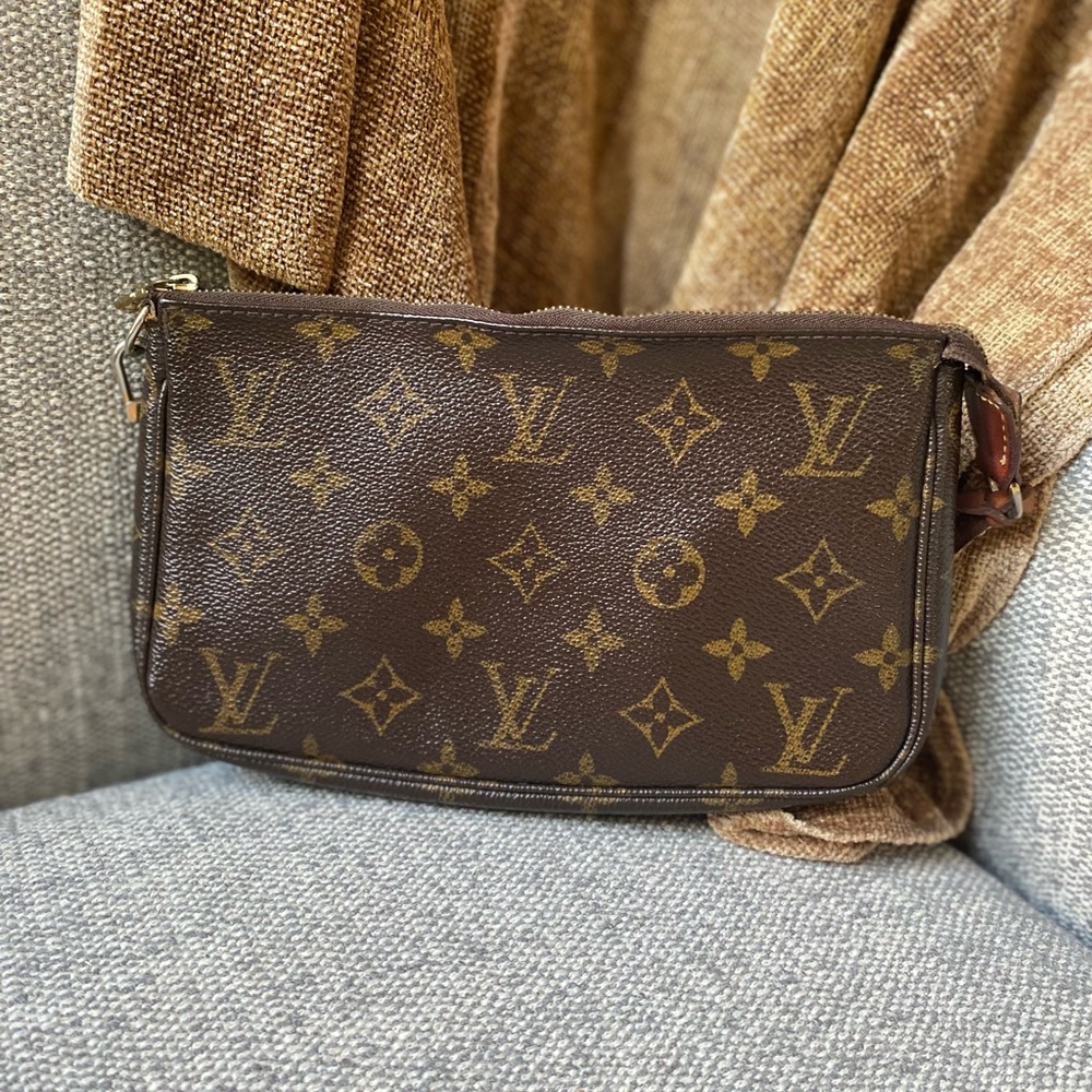 LOUIS VUITTON MONOGRAM POCHETTE SD0022